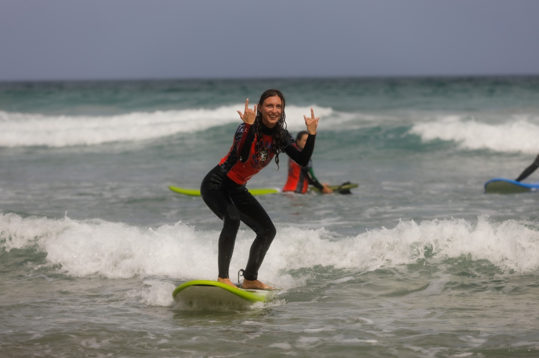 LANZAROTE: SURF PER PRINCIPIANTI: ONDE A NON FINE E PAESAGGI LUNARI