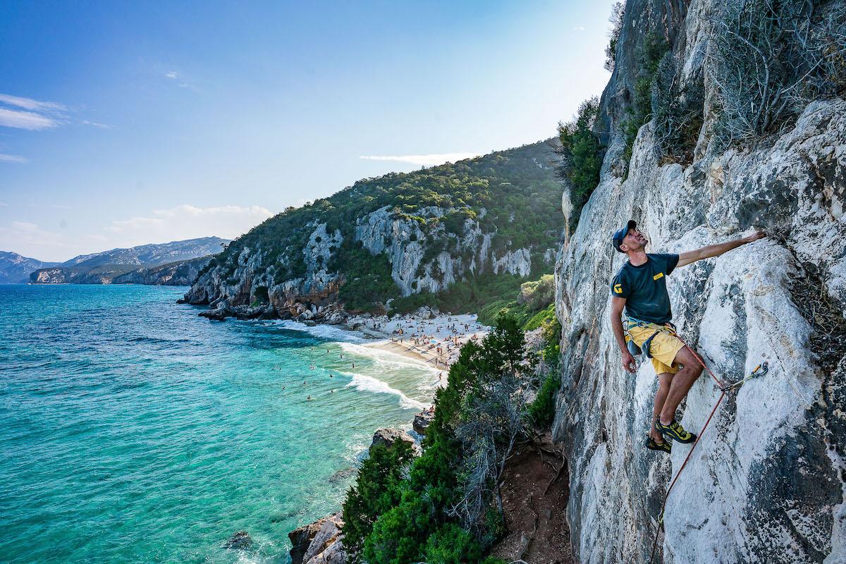 La guida definitiva all'outdoor in Sardegna: trekking e arrampicata nel Mediterraneo