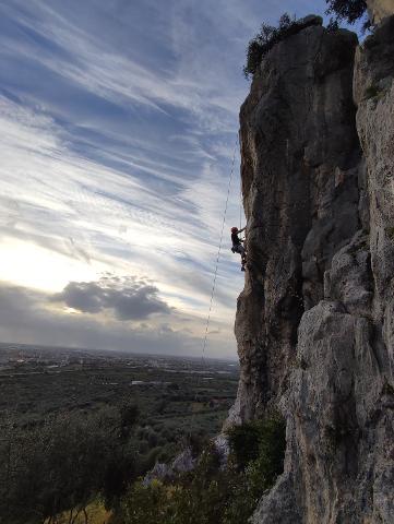 ARRAMPICATA SU ROCCIA NELLA TERRA MAGICA DI AMALFI - ITALIA	