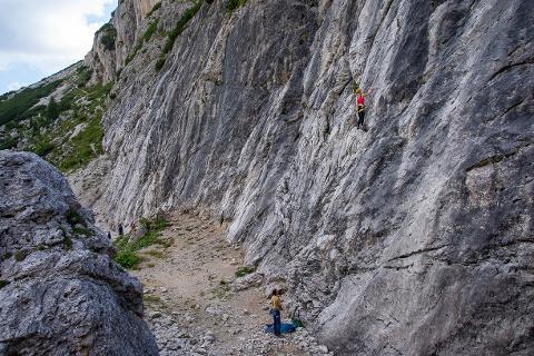 CORSO DI ARRAMPICATA PER PRINCIPIANTI NELLE DOLOMITI, ITALIA