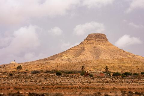 ACROSS THE DUNES - HIKING IN TUNISIA
