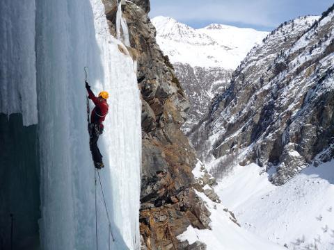 FROZEN ASCENT: COGNE ICE CLIMBING
