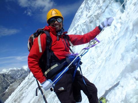 LOBUCHE EST ATTRAVERSO L'EVEREST BASE CAMP